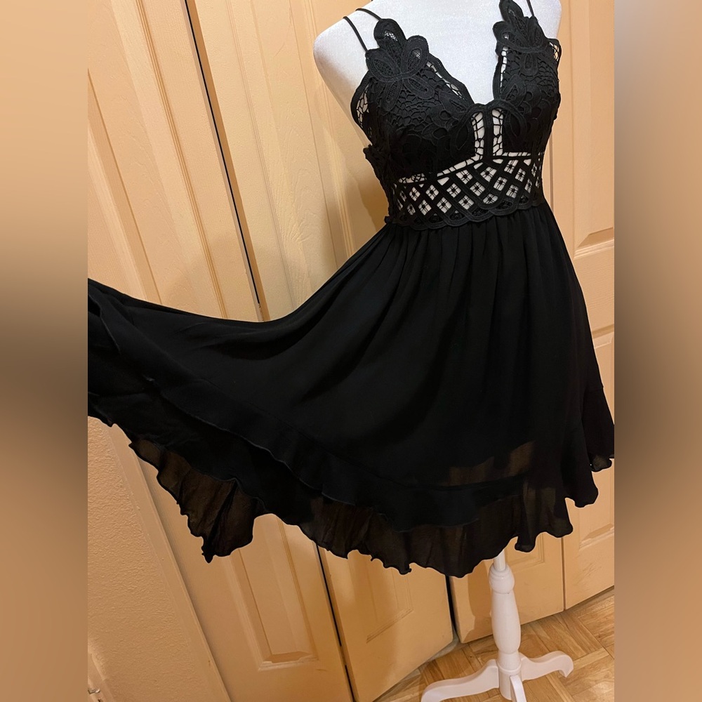 Lace bodice mini black dress. V-neck, A-silhouette skirt, uneven hem. NWT. Sz S - Picture 6 of 16